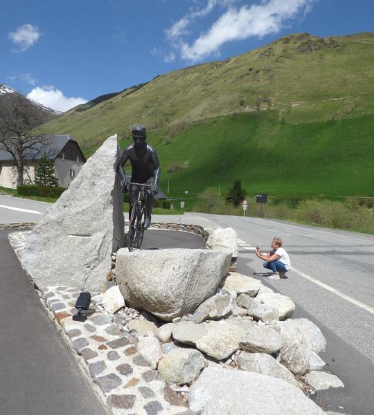 Plat d 'Adet : Stèle de Raymond Poulidor