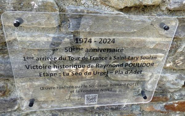Plat d 'Adet : Stèle de Raymond Poulidor
