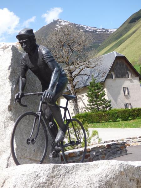 Plat d 'Adet : Stèle de Raymond Poulidor