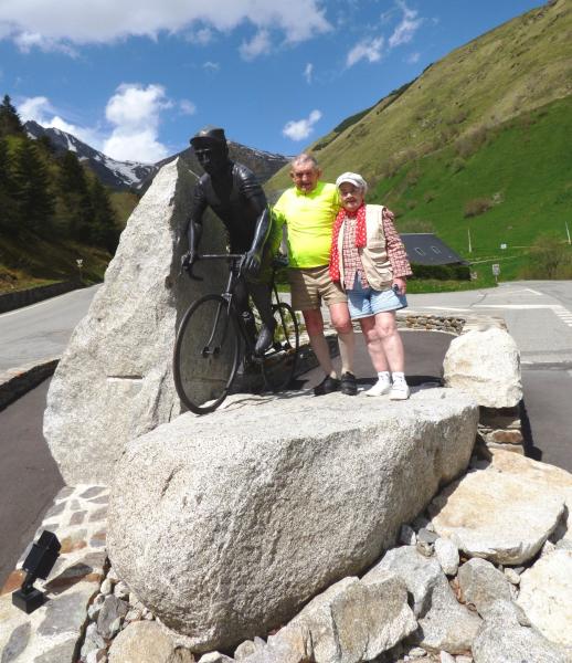 Plat d 'Adet : Stèle de Raymond Poulidor