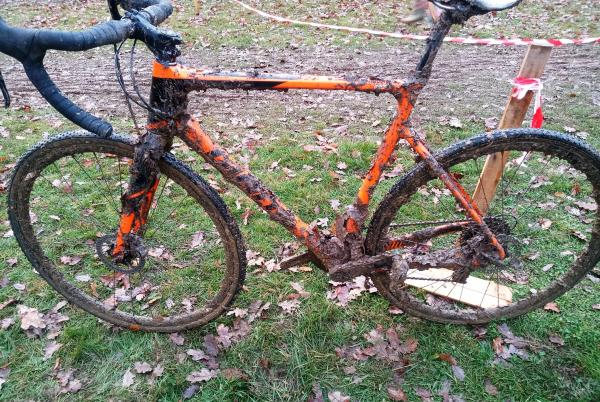 Qui passera le 1er à la douche ? Le vélo ou le coureur !